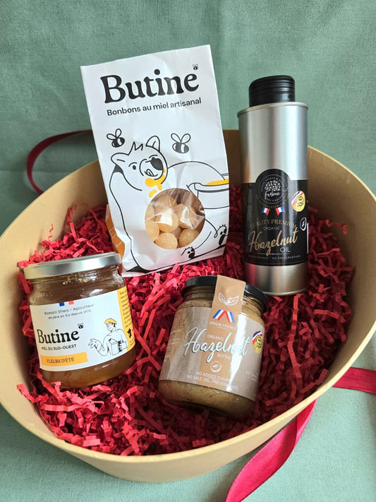 Gift basket with Butine honey products on a green background